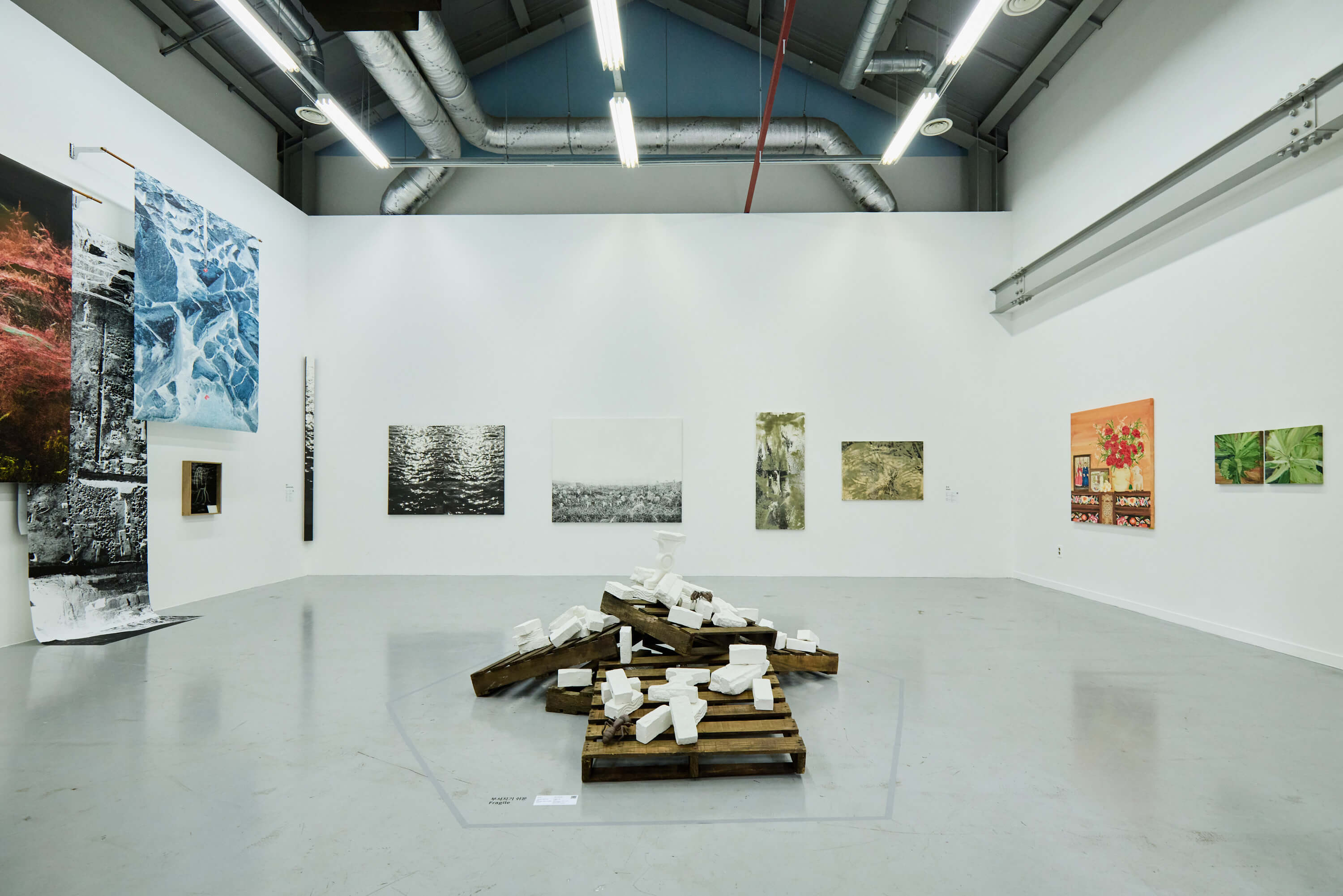 열하나의 말들 11 Words
2025.10.21 - 11.02

· 주최 및 주관 : 인천아트플랫폼
· 전시작가 : 강지웅, 권세진, 김영경, 김영미, 엄기성,
원나래, 이소영, 정찬일, 최준영, 치명타, 쉬셩카이
· 사진: 스튜디오 뵈르