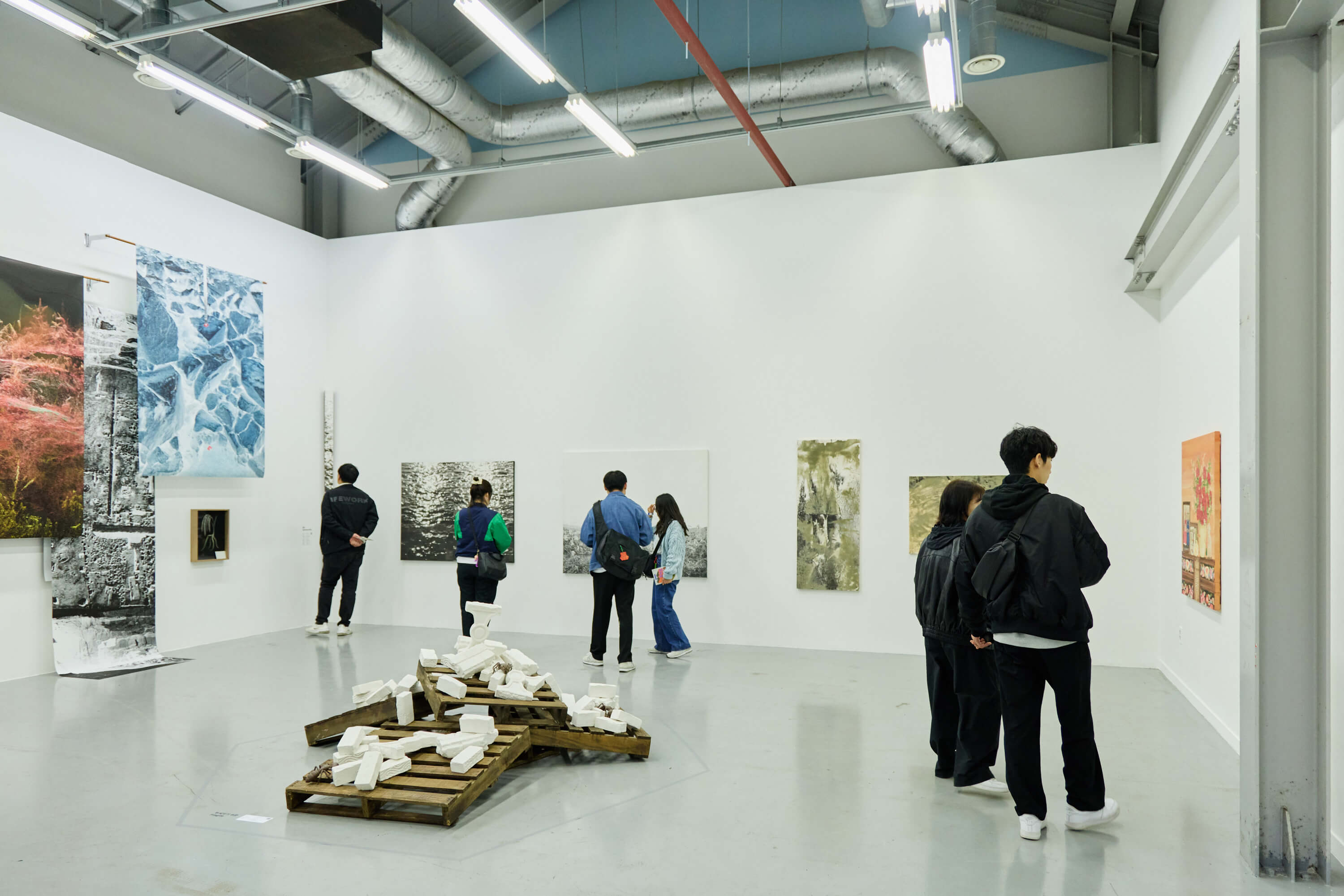 열하나의 말들 11 Words
2025.10.21 - 11.02

· 주최 및 주관 : 인천아트플랫폼
· 전시작가 : 강지웅, 권세진, 김영경, 김영미, 엄기성,
원나래, 이소영, 정찬일, 최준영, 치명타, 쉬셩카이
· 사진: 스튜디오 뵈르