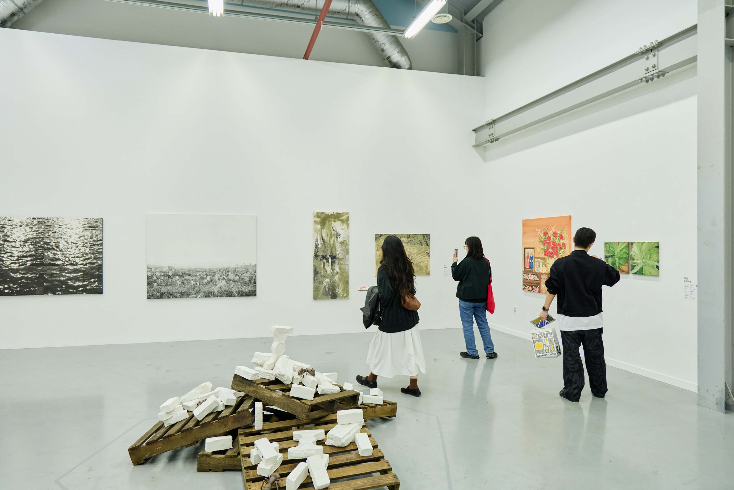 열하나의 말들 11 Words
2025.10.21 - 11.02

· 주최 및 주관 : 인천아트플랫폼
· 전시작가 : 강지웅, 권세진, 김영경, 김영미, 엄기성,
원나래, 이소영, 정찬일, 최준영, 치명타, 쉬셩카이
· 사진: 스튜디오 뵈르