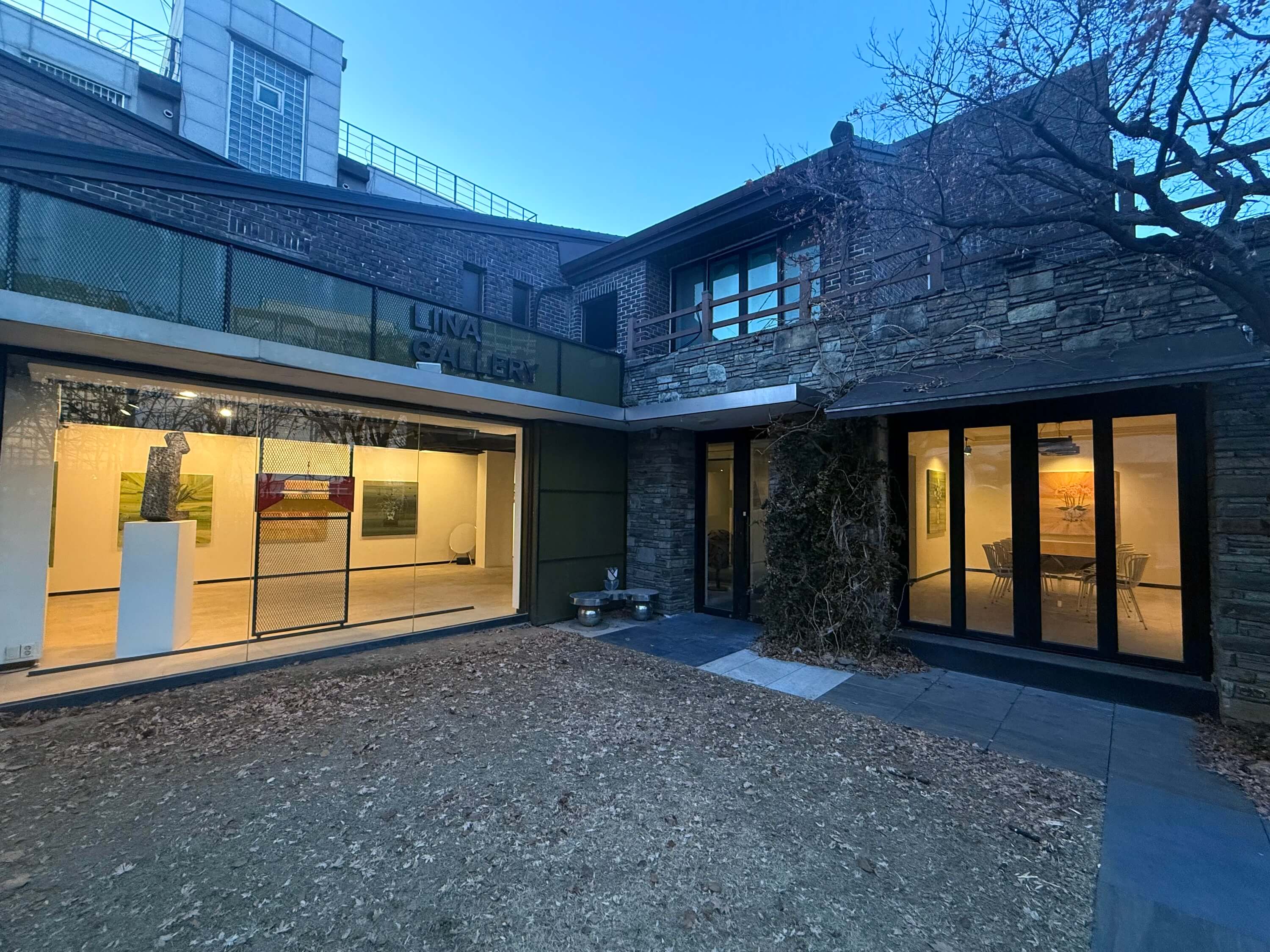 Frame law
2025. 02. 20 - 03. 31

· 주최 및 주관 : 리나갤러리
· 전시작가 : 문민, 원나래