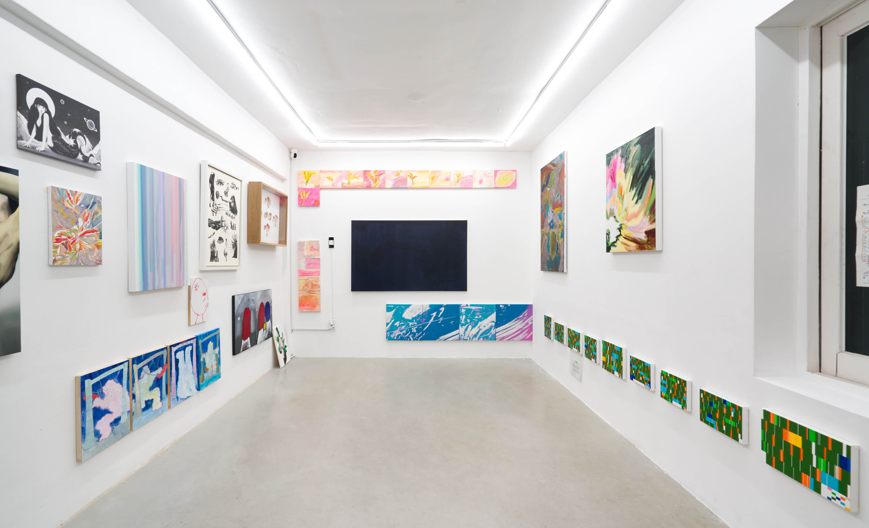 Giving away extra walls
2022.04.30 - 05.13

· 주최 및 주관 : 상히읗
· 전시작가 : 김나빈, 김도연, 김이태, 김혜진, 박준형, 방선우, 변수빈, 서경문, 서지민, 샬린손, 양벼리, 염기남, 오혜준, 우아영, 원나래, 유형주, 윤필주, 이유리, 이유진 , 이예지, 임솔지, 임예지, 장예빈, 장예지, 조선, 최가효
전시장소 : 상히읗(서울 용산구 소월로20길 10 언덕 위 파란문)
전시기간 : 2022. 4. 30(토) - 2022. 5. 13(금), 휴무없음
· 사진 : 양이언