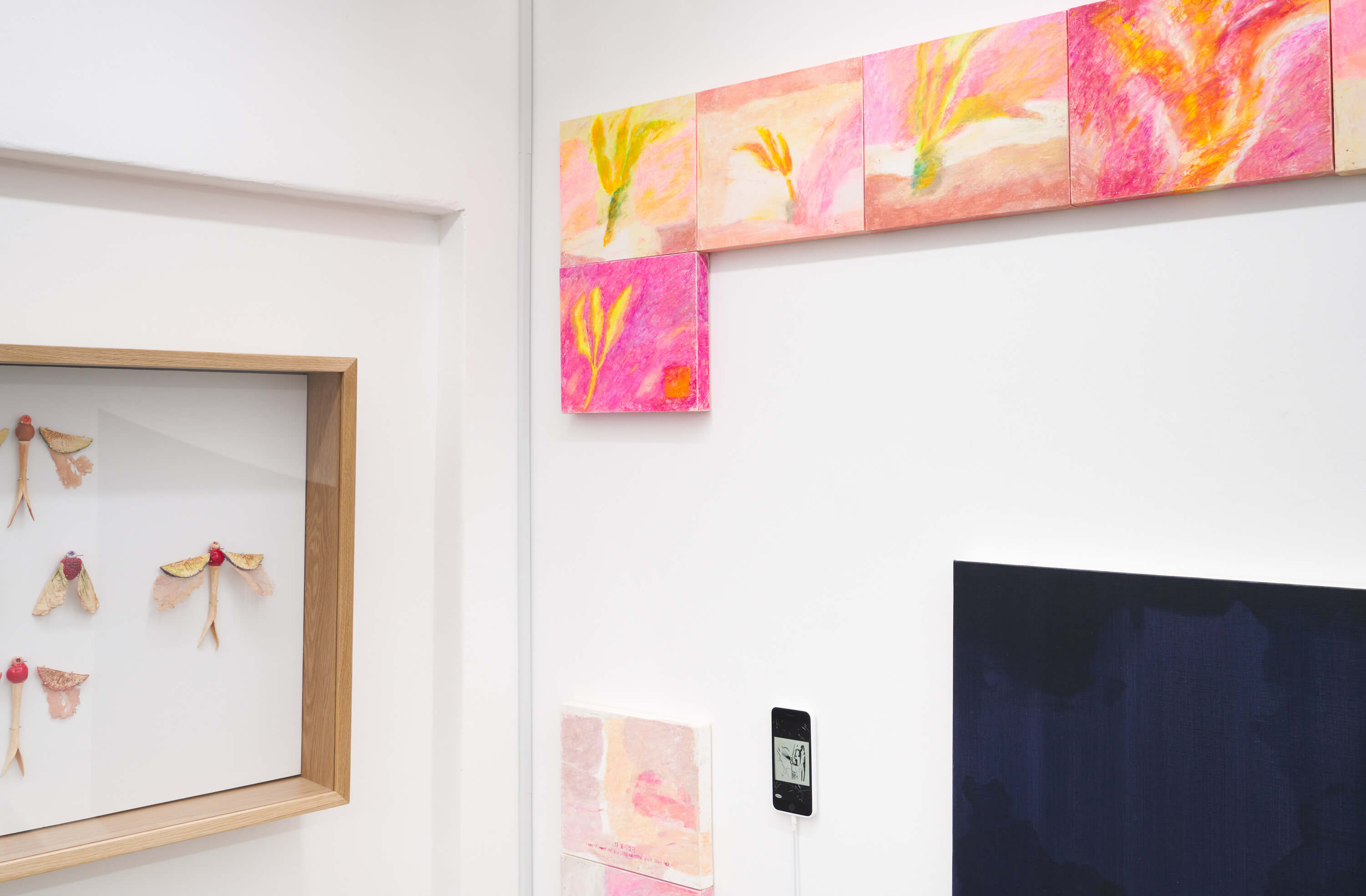 Giving away extra walls
2022.04.30 - 05.13

· 주최 및 주관 : 상히읗
· 전시작가 : 김나빈, 김도연, 김이태, 김혜진, 박준형, 방선우, 변수빈, 서경문, 서지민, 샬린손, 양벼리, 염기남, 오혜준, 우아영, 원나래, 유형주, 윤필주, 이유리, 이유진 , 이예지, 임솔지, 임예지, 장예빈, 장예지, 조선, 최가효
전시장소 : 상히읗(서울 용산구 소월로20길 10 언덕 위 파란문)
전시기간 : 2022. 4. 30(토) - 2022. 5. 13(금), 휴무없음
· 사진 : 양이언