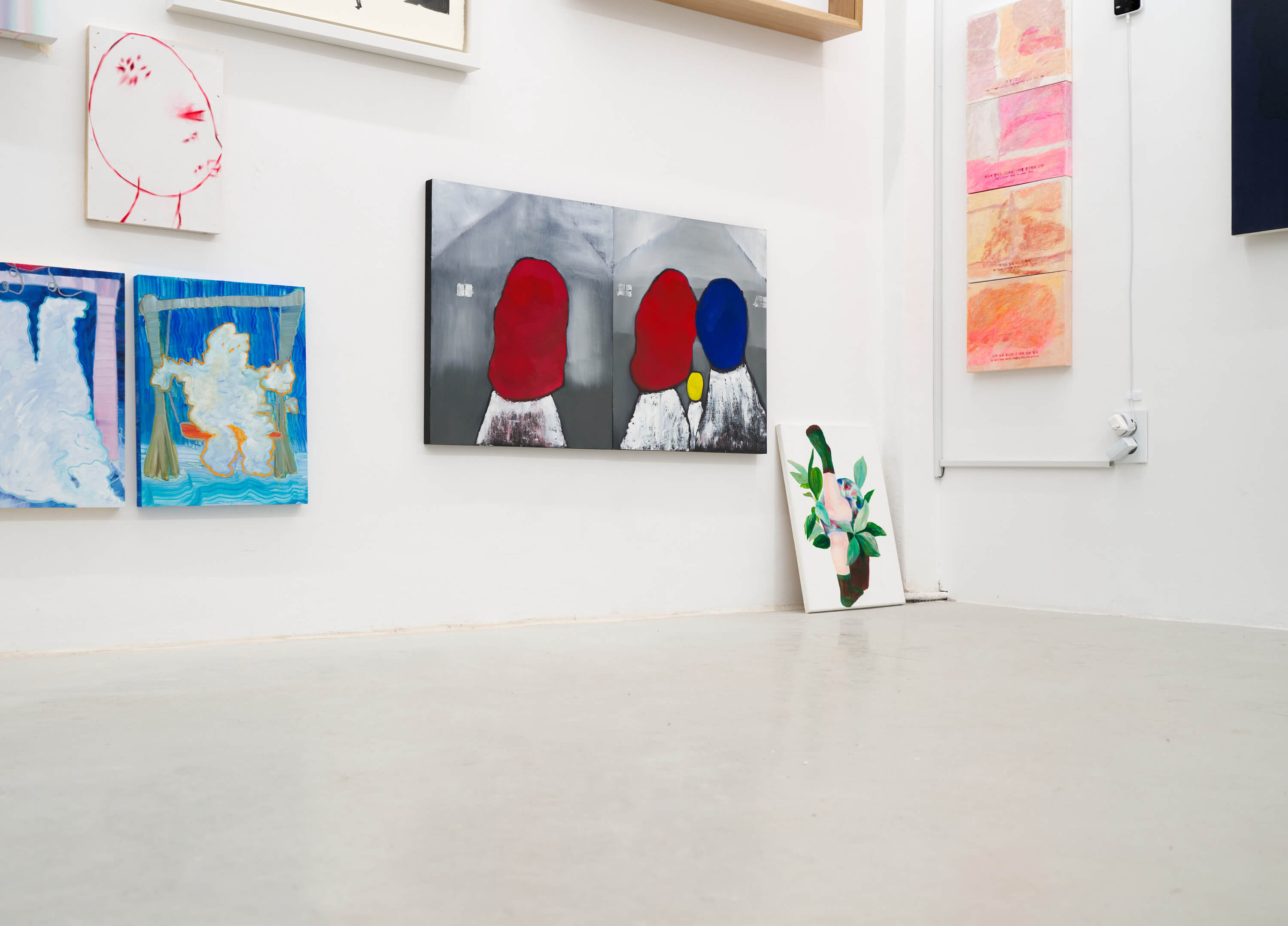 Giving away extra walls
2022.04.30 - 05.13

· 주최 및 주관 : 상히읗
· 전시작가 : 김나빈, 김도연, 김이태, 김혜진, 박준형, 방선우, 변수빈, 서경문, 서지민, 샬린손, 양벼리, 염기남, 오혜준, 우아영, 원나래, 유형주, 윤필주, 이유리, 이유진 , 이예지, 임솔지, 임예지, 장예빈, 장예지, 조선, 최가효
전시장소 : 상히읗(서울 용산구 소월로20길 10 언덕 위 파란문)
전시기간 : 2022. 4. 30(토) - 2022. 5. 13(금), 휴무없음
· 사진 : 양이언