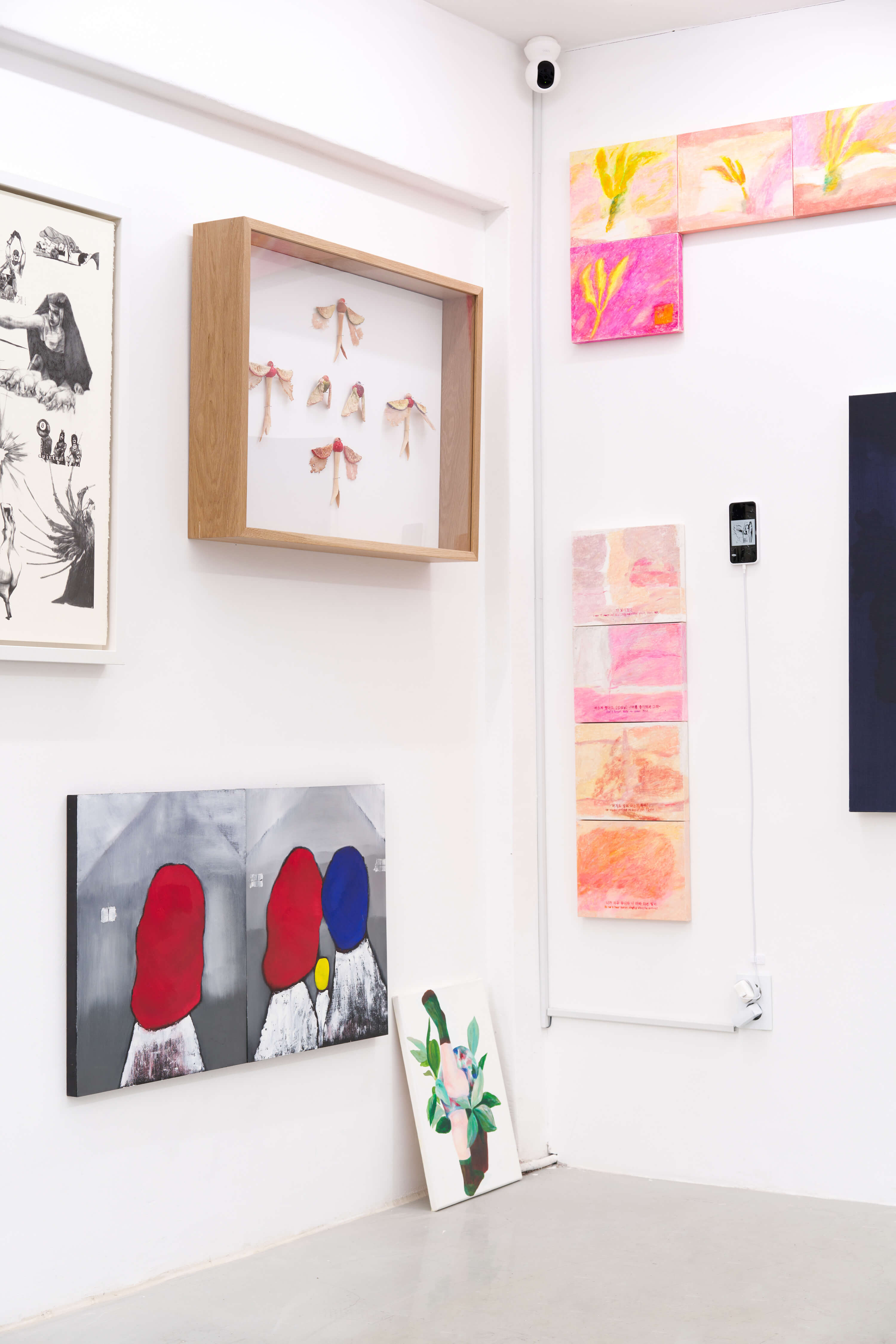 Giving away extra walls
2022.04.30 - 05.13

· 주최 및 주관 : 상히읗
· 전시작가 : 김나빈, 김도연, 김이태, 김혜진, 박준형, 방선우, 변수빈, 서경문, 서지민, 샬린손, 양벼리, 염기남, 오혜준, 우아영, 원나래, 유형주, 윤필주, 이유리, 이유진 , 이예지, 임솔지, 임예지, 장예빈, 장예지, 조선, 최가효
전시장소 : 상히읗(서울 용산구 소월로20길 10 언덕 위 파란문)
전시기간 : 2022. 4. 30(토) - 2022. 5. 13(금), 휴무없음
· 사진 : 양이언