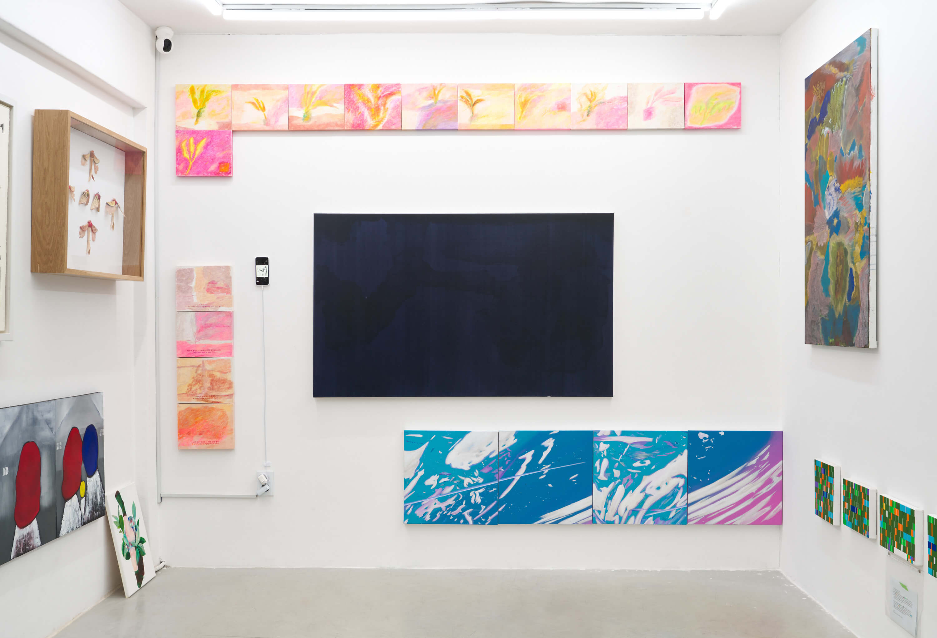 Giving away extra walls
2022.04.30 - 05.13

· 주최 및 주관 : 상히읗
· 전시작가 : 김나빈, 김도연, 김이태, 김혜진, 박준형, 방선우, 변수빈, 서경문, 서지민, 샬린손, 양벼리, 염기남, 오혜준, 우아영, 원나래, 유형주, 윤필주, 이유리, 이유진 , 이예지, 임솔지, 임예지, 장예빈, 장예지, 조선, 최가효
전시장소 : 상히읗(서울 용산구 소월로20길 10 언덕 위 파란문)
전시기간 : 2022. 4. 30(토) - 2022. 5. 13(금), 휴무없음
· 사진 : 양이언