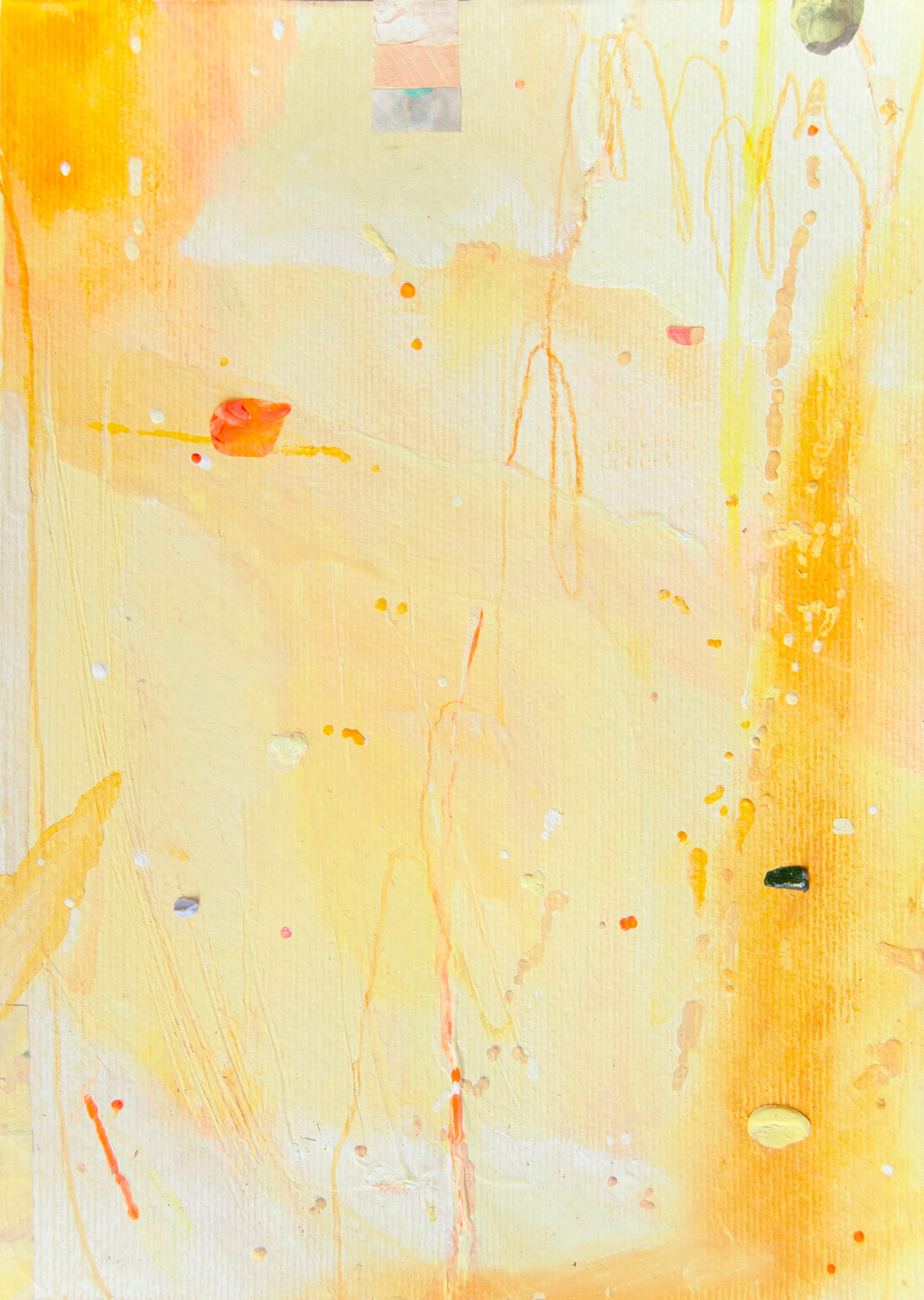 부드러운 노란색 타일을 반짝이며